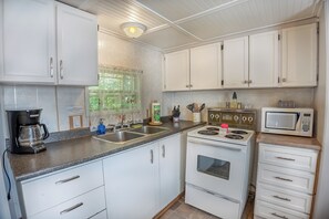 Microwave, oven, stovetop, coffee/tea maker - Springwood Cottage Resort - Cottage 1 (Arden)