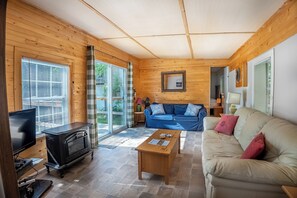 TV, fireplace - Springwood Cottage Resort - Cottage 1 (Arden)