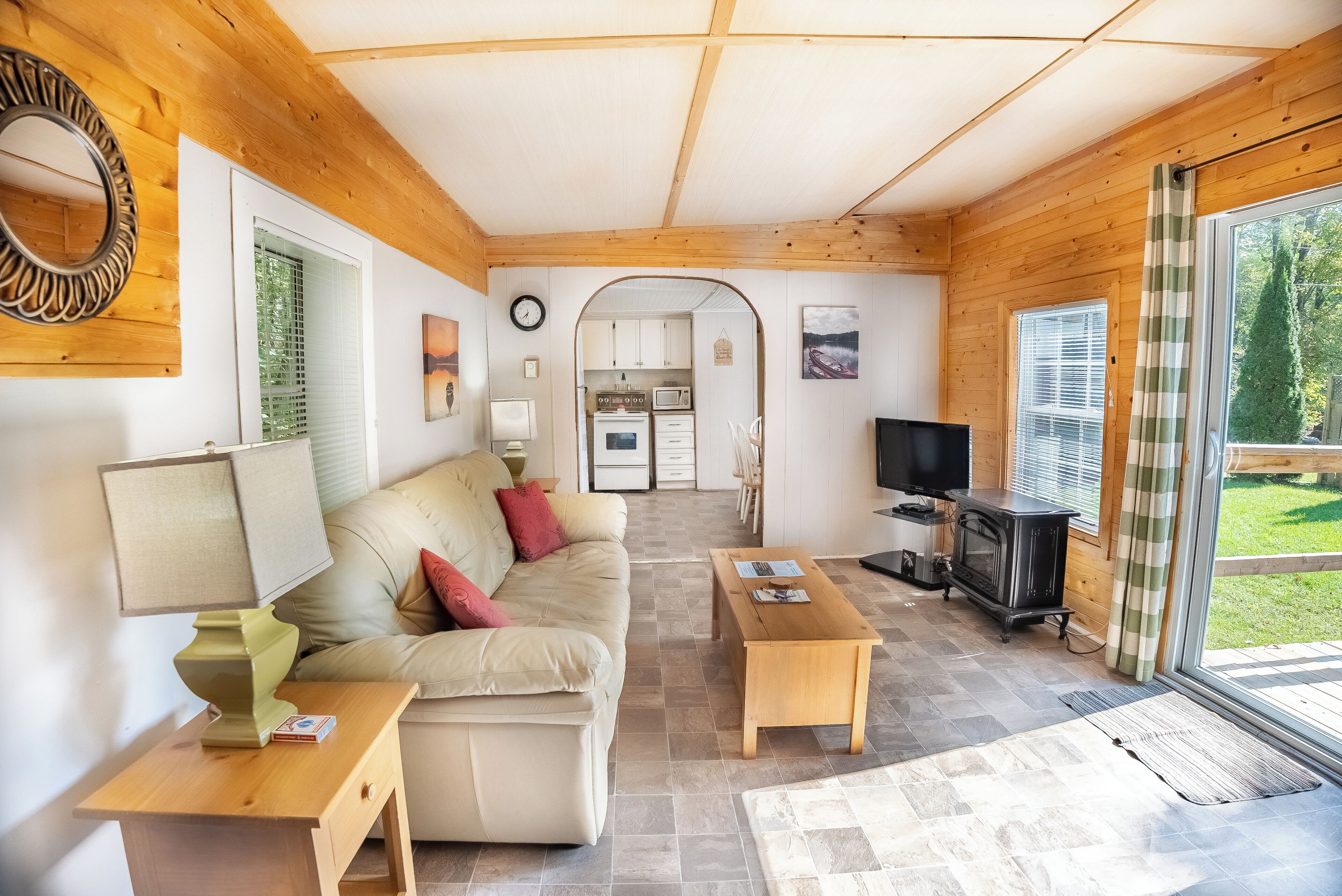 Ein gemütliches Wohnzimmer mit Sofa, Couchtisch, Fernseher und Kamin.