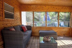 TV, fireplace - Springwood Cottage Resort - Cottage 1 (Arden)