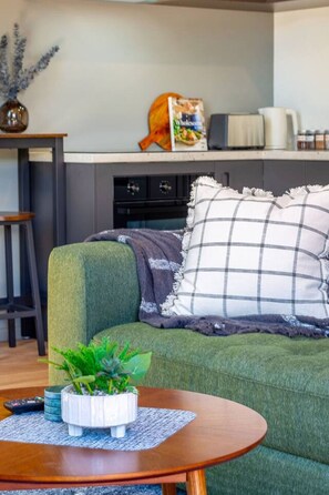 TV - Urban Loft Near Westfield Mall | Walk Everywhere (Christchurch)