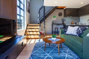 TV - Urban Loft Near Westfield Mall | Walk Everywhere (Christchurch)