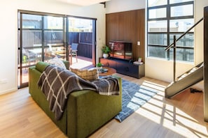 TV - Urban Loft Near Westfield Mall | Walk Everywhere (Christchurch)