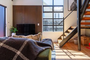 TV - Urban Loft Near Westfield Mall | Walk Everywhere (Christchurch)