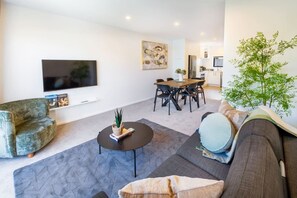 TV - 2 BR Home | Walk to City & Stadium (Christchurch)