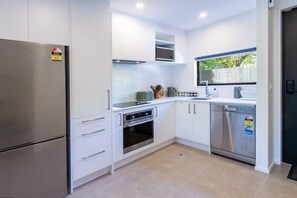 Fridge, microwave, oven, stovetop - 2 BR Home | Walk to City & Stadium (Christchurch)