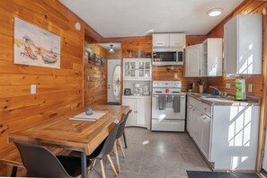 Micro-ondes, four, plaque de cuisson, cafetière/bouilloire