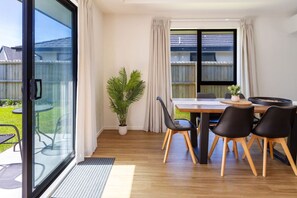 Outdoor dining - Halswell Quarry - Walk and Explore - 3 bed (Christchurch)