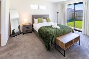 Iron/ironing board, WiFi, bed sheets - Halswell Quarry - Walk and Explore - 3 bed (Christchurch)