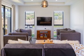 TV - Halswell Quarry - Walk and Explore - 3 bed (Christchurch)