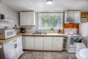 Micro-ondes, four, plaque de cuisson, cafetière/bouilloire