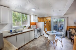 Micro-ondes, four, plaque de cuisson, cafetière/bouilloire