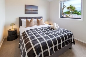 Iron/ironing board, travel cot, WiFi, bed sheets - Modern Family-Friendly Home Near St Albans Park (Christchurch)