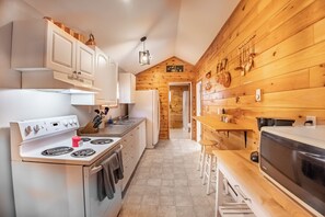 Coffee/tea maker, microwave, oven, stovetop - Springwood Cottage Resort - Cottage 3 (Arden)