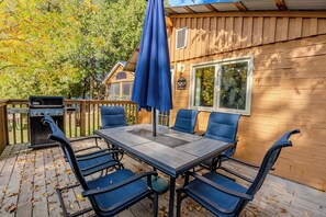 Outdoor dining - Springwood Cottage Resort - Cottage 3 (Arden)