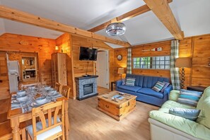 TV, fireplace - Springwood Cottage Resort - Cottage 3 (Arden)