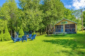 Outdoor dining - Springwood Cottage Resort - Cottage 4 (Arden)