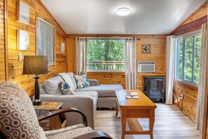TV, fireplace - Springwood Cottage Resort - Cottage 5 (Arden)