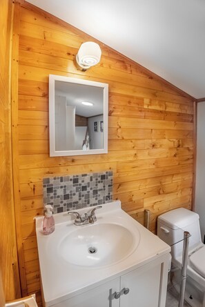 Hair dryer, towels - Springwood Cottage Resort - Cottage 6 (Arden)