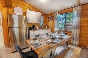 Dining - Springwood Cottage Resort - Cottage 6 (Arden)