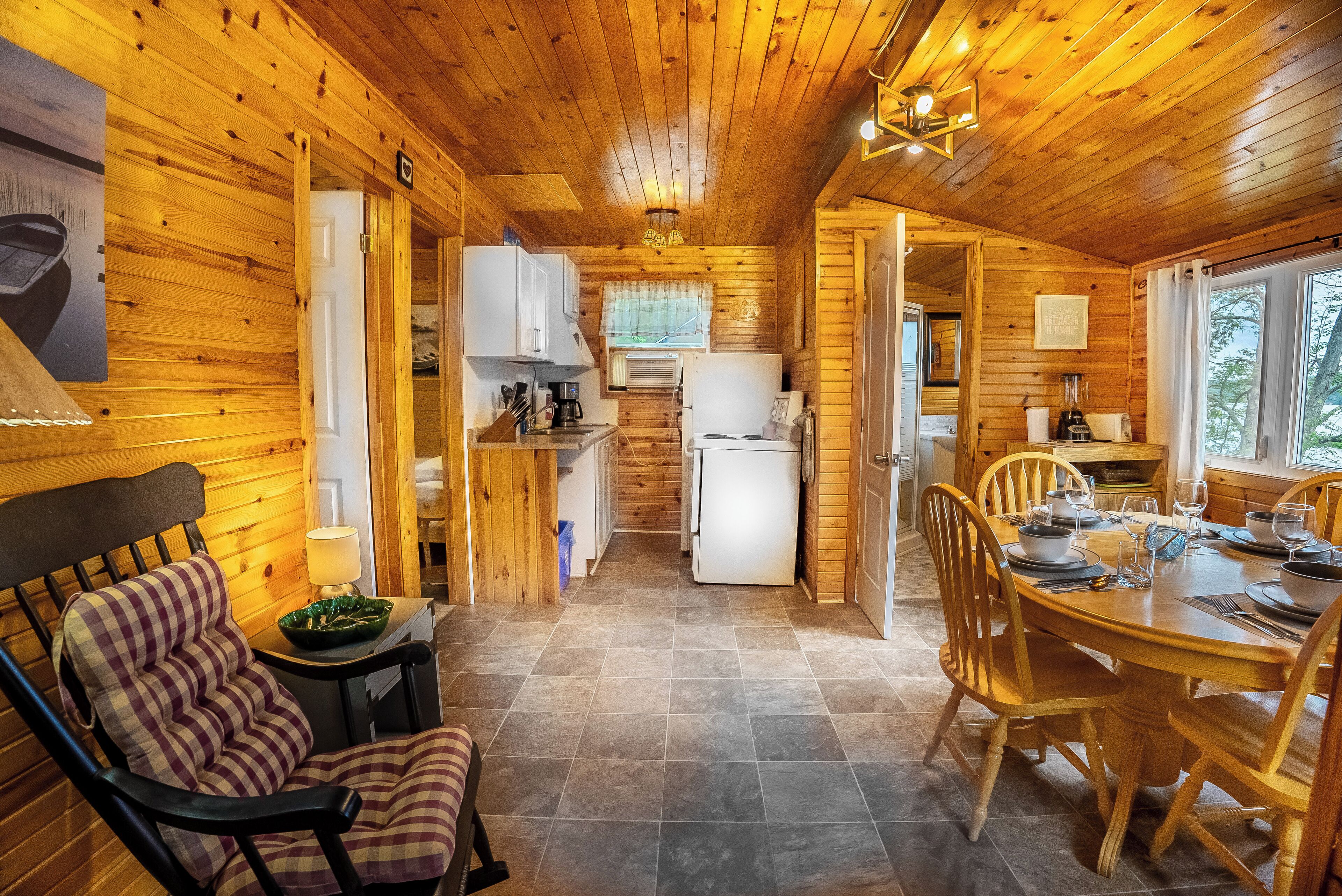 Micro-ondes, four, plaque de cuisson, cafetière/bouilloire