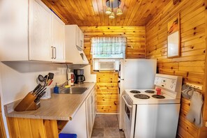 Microondas, horno, parrilla de estufa y cafetera y tetera 