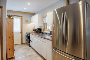 Micro-ondes, four, plaque de cuisson, cafetière/bouilloire