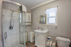 Sèche-cheveux, serviettes fournies