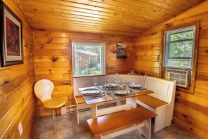 Dining - Springwood Cottage Resort - Cottage 12 (Arden)