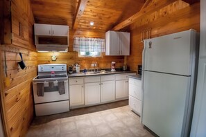 Microwave, oven, stovetop, coffee/tea maker - Springwood Cottage Resort - Cottage 12 (Arden)