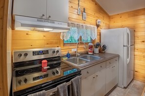 Coffee/tea maker, microwave, oven, stovetop - Springwood Cottage Resort - Cottage 14 (Arden)
