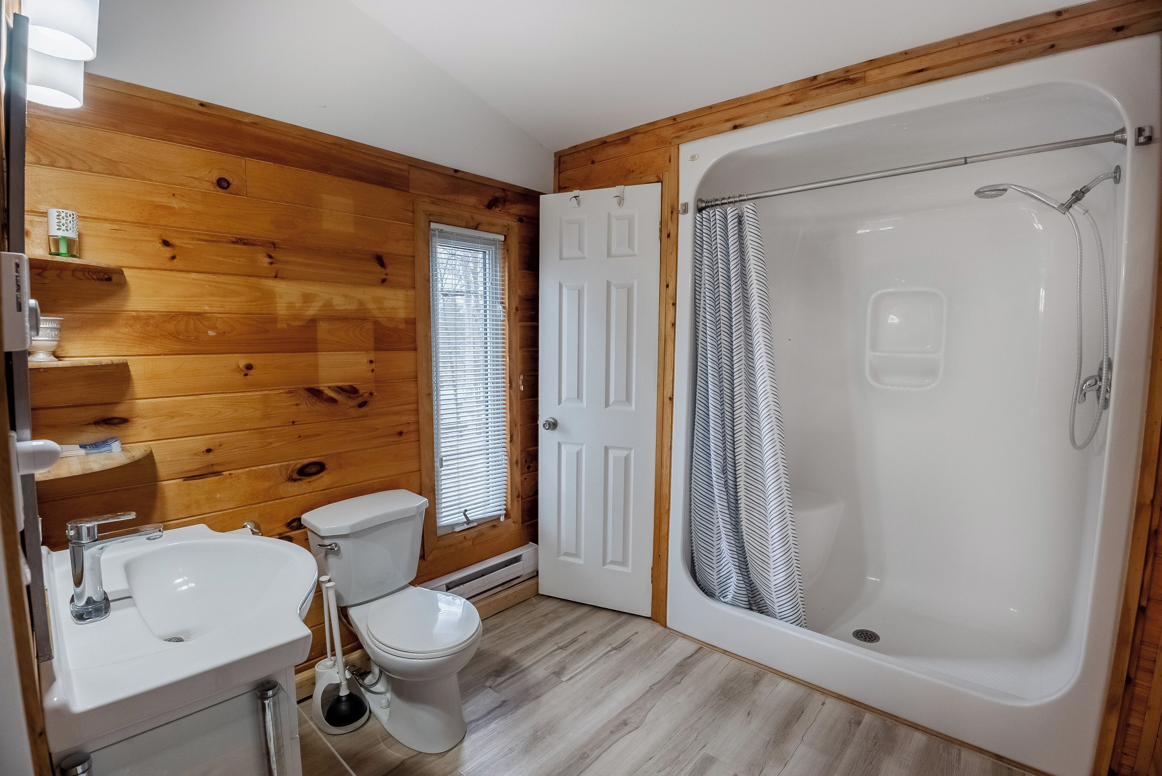 مجففات شعر، مناشف، صابون، شامبو