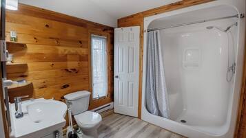 Séchoir à cheveux, serviettes fournies, savon, shampooing