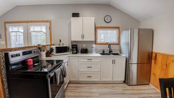 Micro-ondes, four, plaque de cuisson, cafetiĂšre/bouilloire