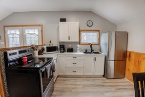 Mikrowelle, Ofen, Herdplatte, Wasserkocher mit Kaffee-/Teezubehör