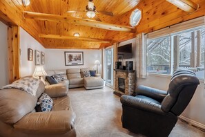 TV, fireplace - Springwood Cottage Resort - Main House (Arden)