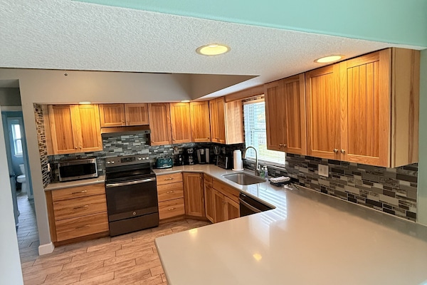 ثلاجة، ميكروويف، فرن، موقد طهي مسطح