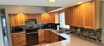 Butler Cottage - Heated Pool - Walking distance to the beach