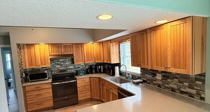 Butler Cottage - Heated Pool - Walking distance to the beach