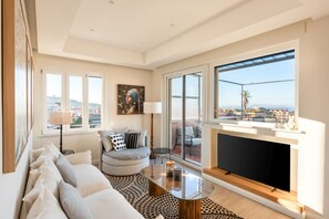 TV - Lux 4BR Sorrento Home with SeaView Terrace (Sorrento)