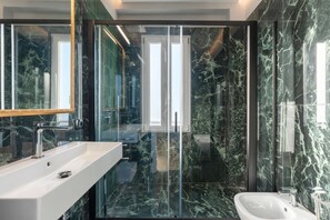 Shower, bidet, towels, shampoo - Lux 4BR Sorrento Home with SeaView Terrace (Sorrento)