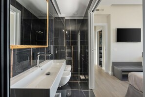 Shower, bidet, towels, shampoo - Lux 4BR Sorrento Home with SeaView Terrace (Sorrento)
