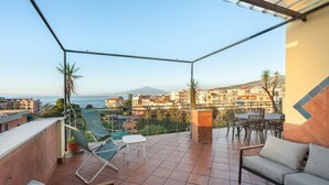 Outdoor dining - Lux 4BR Sorrento Home with SeaView Terrace (Sorrento)
