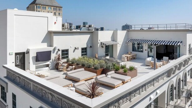 Una terrazza sul tetto con posti a sedere all'aperto, fioriere e vista sulla città.