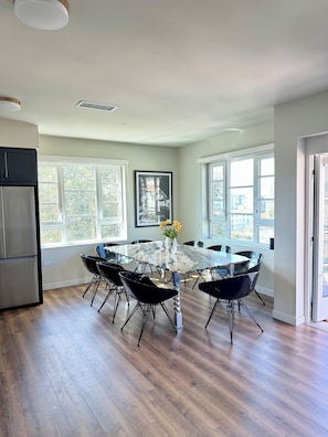 Dining - Bright 2 bedroom 2 bath apartment with AC rooftop on Hollywood BLVD LA! (Los Angeles)