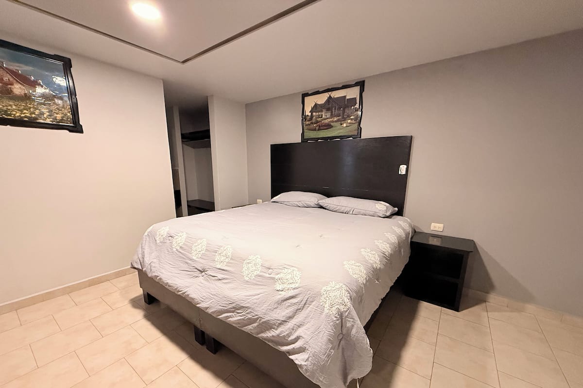 Chambre, 1 grand lit 1 place, salle de bains privée