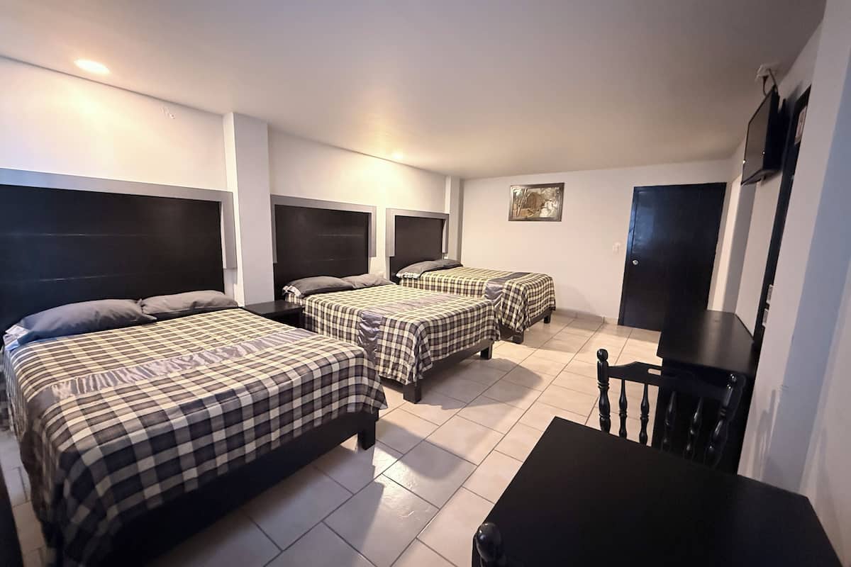 Chambre Triple, salle de bains privée