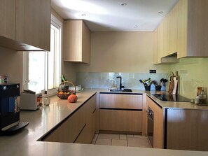 Een koelkast, een microgolfoven, een oven, een kookplaat
