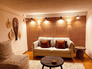 TV connectée, cheminée, livres