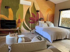 Iron/ironing board, travel cot, WiFi, bed sheets